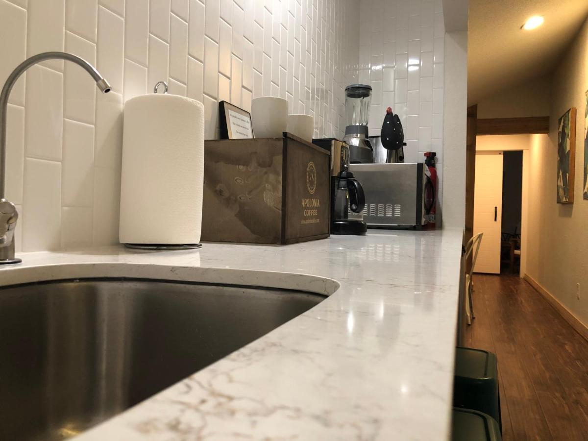 The Cove Bnb Hudson Bend Exteriör bild